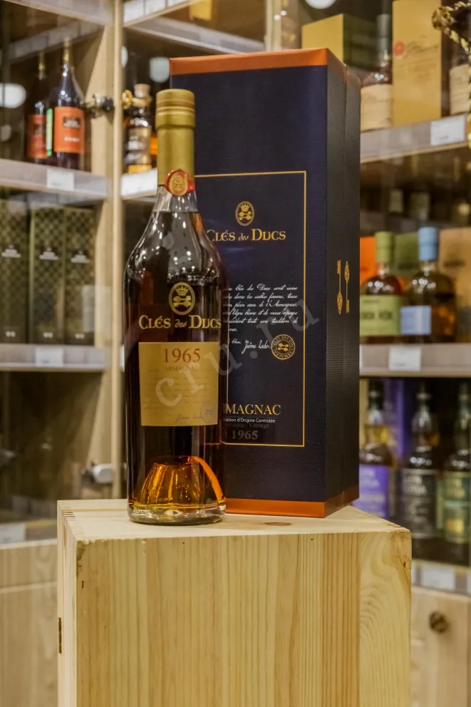В магазине Крю Профи Cles des Ducs in gift box 1965 0.7 л