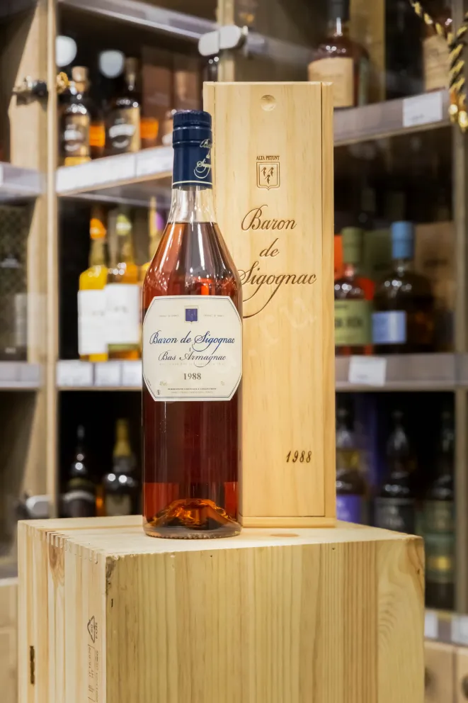 В магазине Крю Профи Baron de Sigognac wooden box 1988 0.7 л