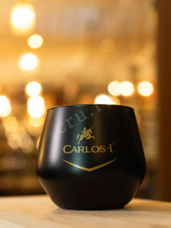 В магазине Крю Профи Carlos I Solera Gran Reserva in giftset with 1 glasses 0.7 л