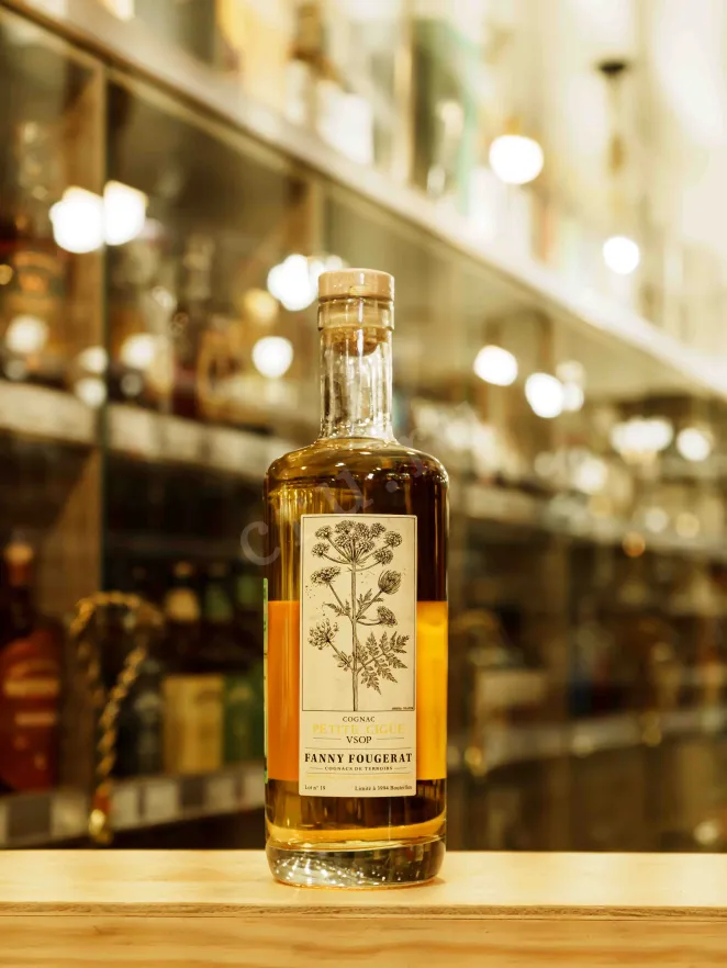 В магазине Крю Профи Fanny Fougerat Petite Cigue VSOP Fins Bois in gift box 0.7 л