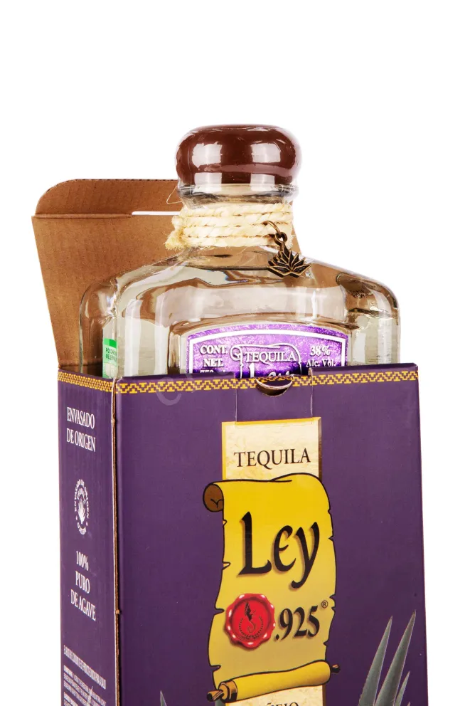 В подарочной коробке Ley 925 Anejo Cristalino Premium in gift box 0.75 л