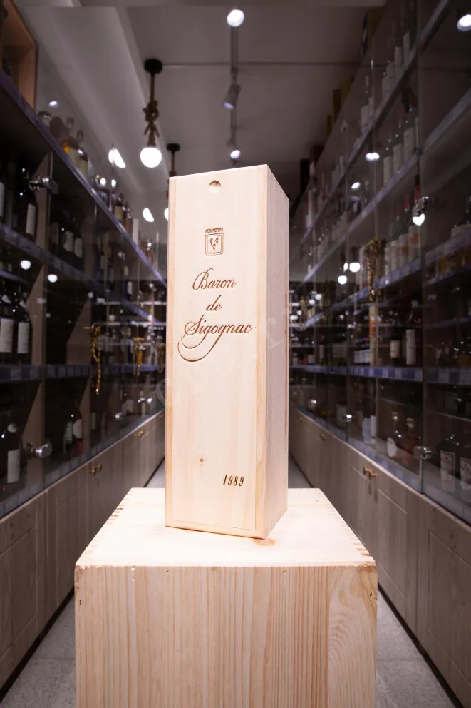 Арманьяк Baron de Sigognac wooden box 1989 0.7 л
