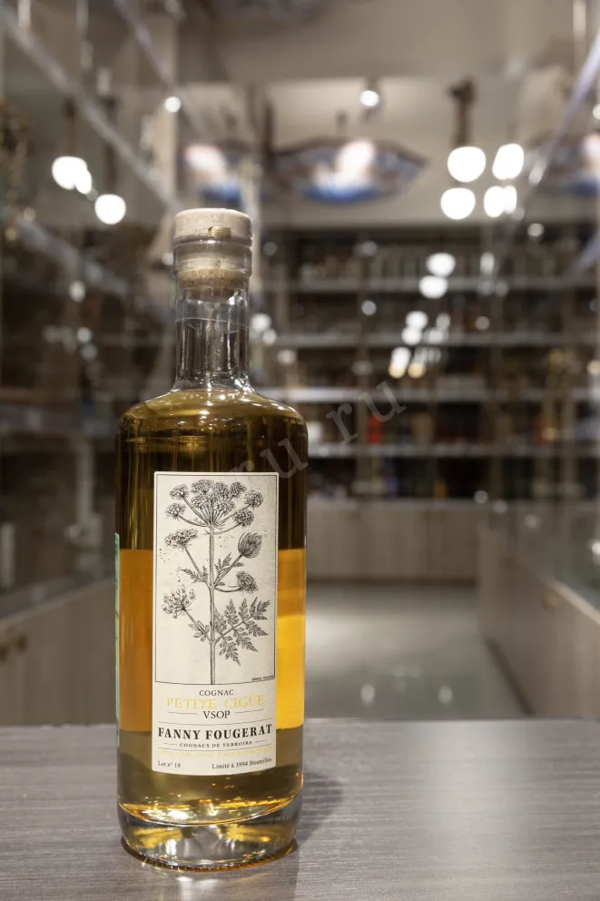 В магазине Крю Профи Fanny Fougerat Petite Cigue VSOP Fins Bois in gift box 0.7 л