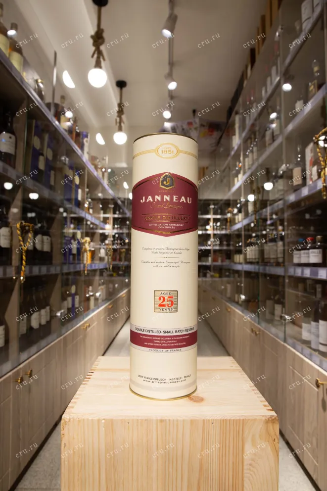 В магазине Крю Профи Janneau 25 years in tube 0.7 л