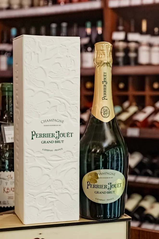 В магазине Крю Профи Perrier-Jouet Grand Brut in gift box 2021 0.75 л