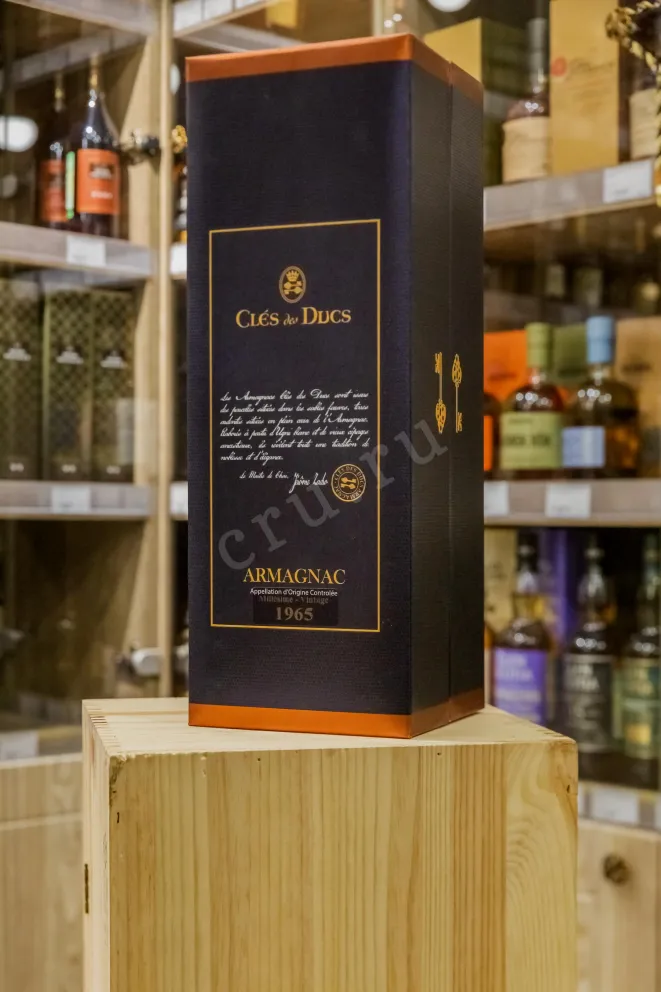 В магазине Крю Профи Cles des Ducs in gift box 1965 0.7 л