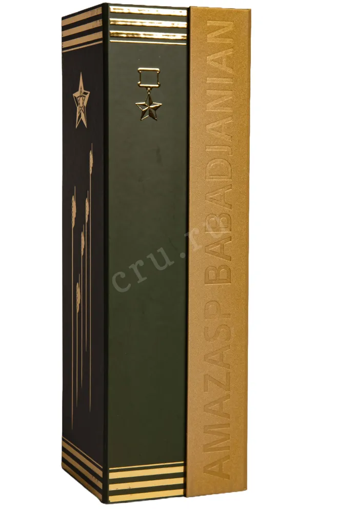 Подарочная коробка Marshal I.Kh. Bagramyan Collector's 2005 0.7 л