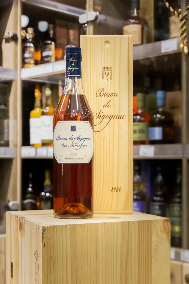 В магазине Крю Профи Baron de Sigognac wooden box 2000 0.7 л