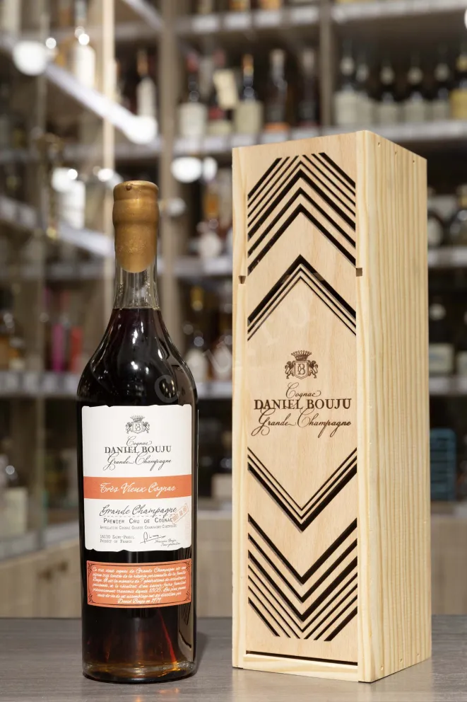 В магазине Крю Профи Brut de Fut Grande Champagne Daniel Bouju wooden box 1980 0.7 л