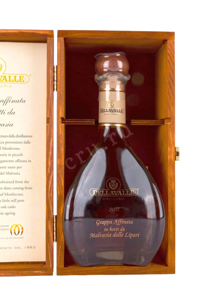 В деревянной коробке Grappa  Dellavalle Affinata in botti da Malvasia delle Lipari in gift box 2005 0.7 л