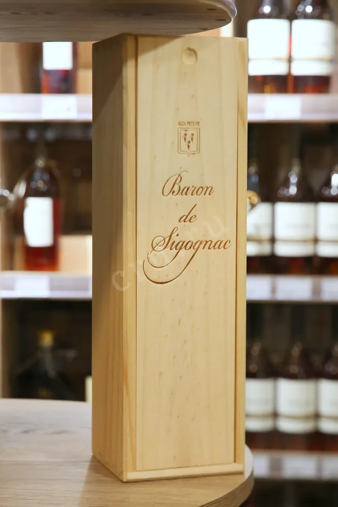 В магазине Крю Профи Baron de Sigognac wooden box 1988 0.7 л