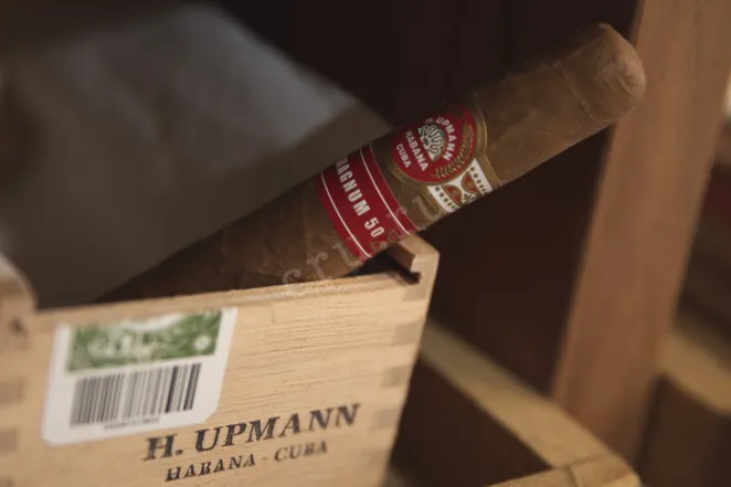 В магазине Крю Профи H. Upmann Magnum 50*10