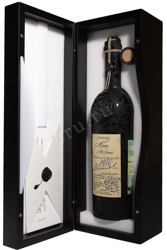 В деревянной коробке Lheraud Millesime Fins Bois AOC in wooden box 1976 0.7 л