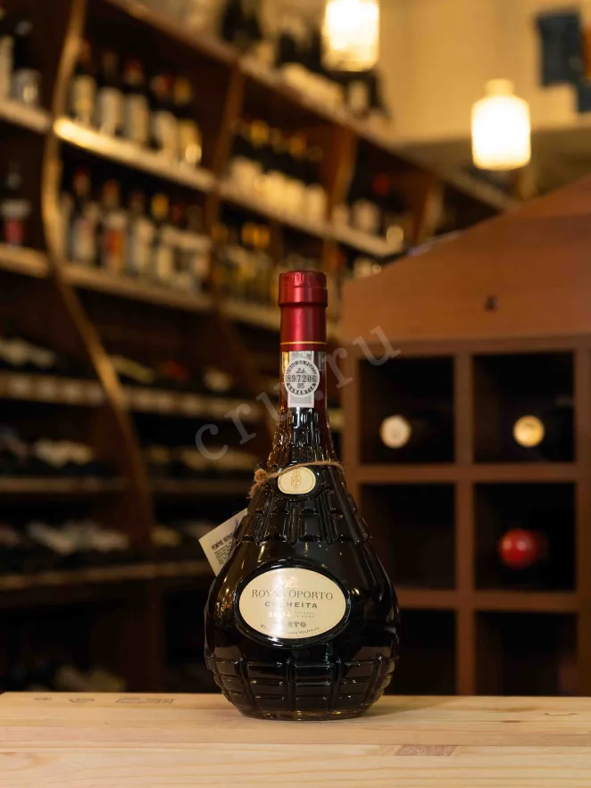 В магазине Крю Профи Royal Oporto Coheita with gift box 2004 0.75 л