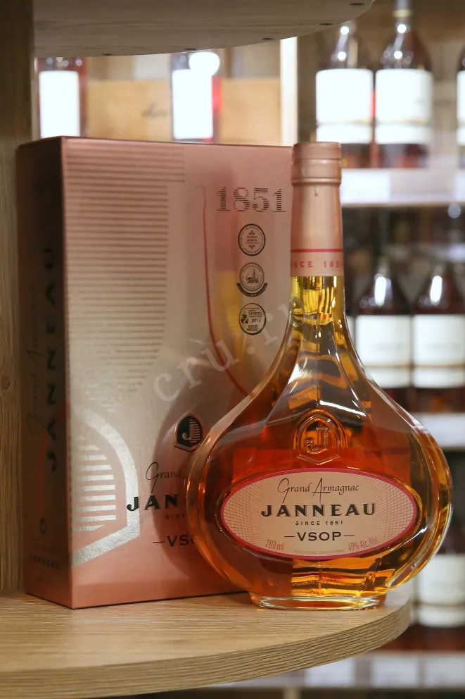 В магазине Крю Профи Janneau VSOP 0.7 л