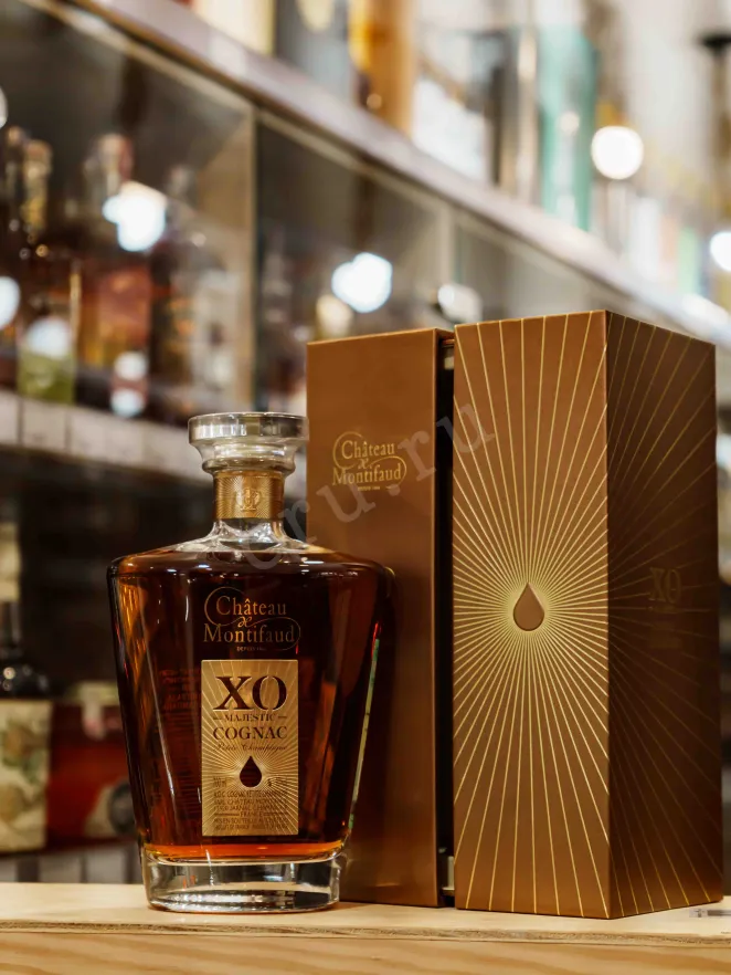 В магазине Крю Профи Chateau Montifaud Petit Champagne XO Majestic gift box 0.7 л