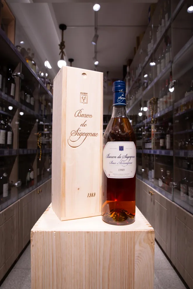В магазине Крю Профи Baron de Sigognac wooden box 1989 0.7 л