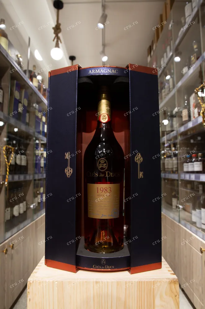 В магазине Крю Профи Cles des Ducs Millesime gift box 1983 0.7 л