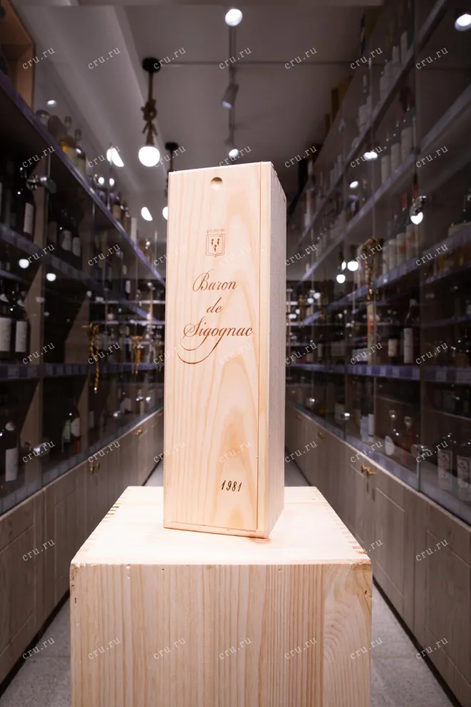 В магазине Крю Профи Baron de Sigognac wooden box 1981 0.7 л