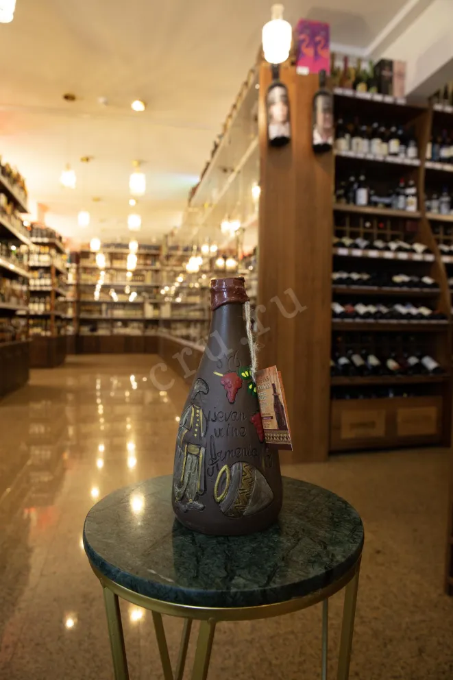 В магазине Крю Профи  Ijevan Tanakan in a ceramic bottle with a rope 2022 0.75 л