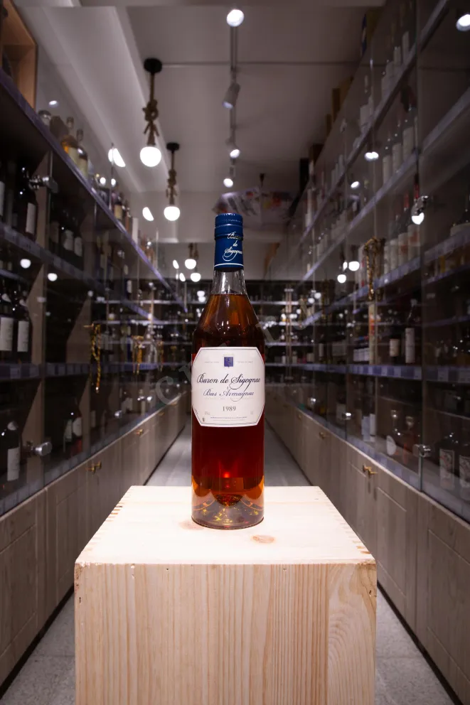 В магазине Крю Профи Baron de Sigognac wooden box 1989 0.7 л