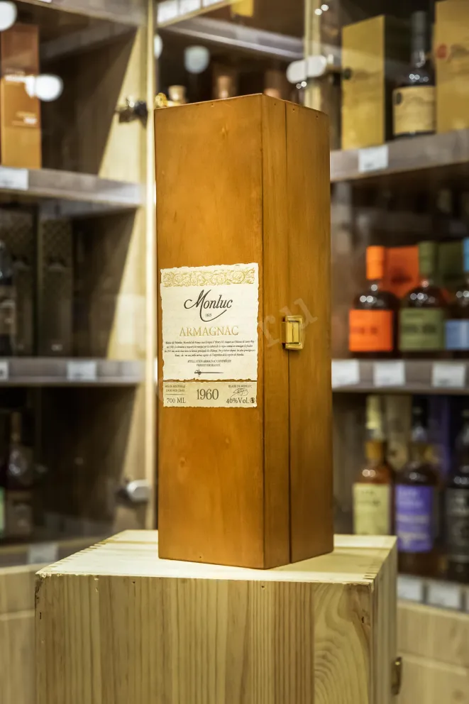 В магазине Крю Профи Monluc in wooden box 1960 0.7 л