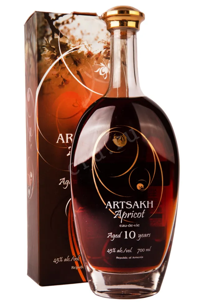 Водка Арцах Абрикосовая 10 лет в подарочной упаковке  0.7 л