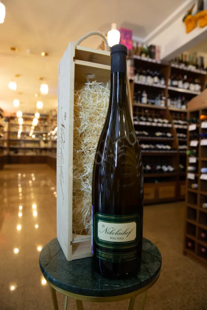 В магазине Крю Профи Nikolaihof Wachau Vinothek Fass Severin Riesling in wooden box 1997 1.5 л