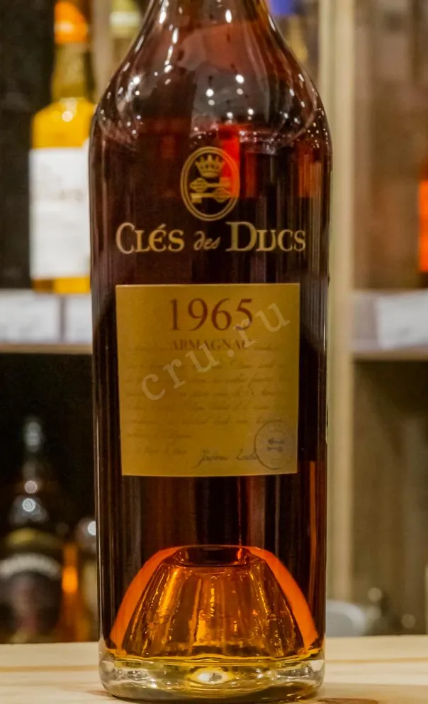 В магазине Крю Профи Cles des Ducs in gift box 1965 0.7 л
