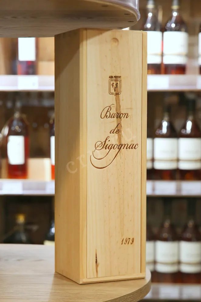 В магазине Крю Профи Baron de Sigognac wooden box 1979 0.7 л