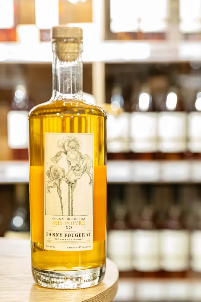 В магазине Крю Профи Fanny Fougerat Iris Poivre XO Borderies in gift box 0.7 л