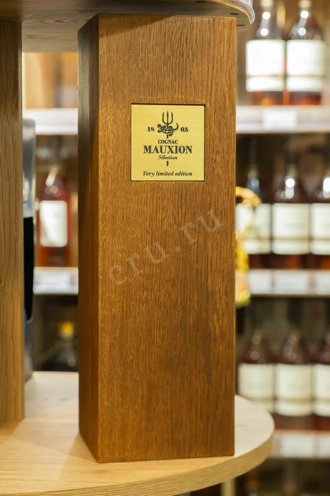 В магазине Крю Профи Mauxion Selection Multi Crus in wooden box 0.7 л