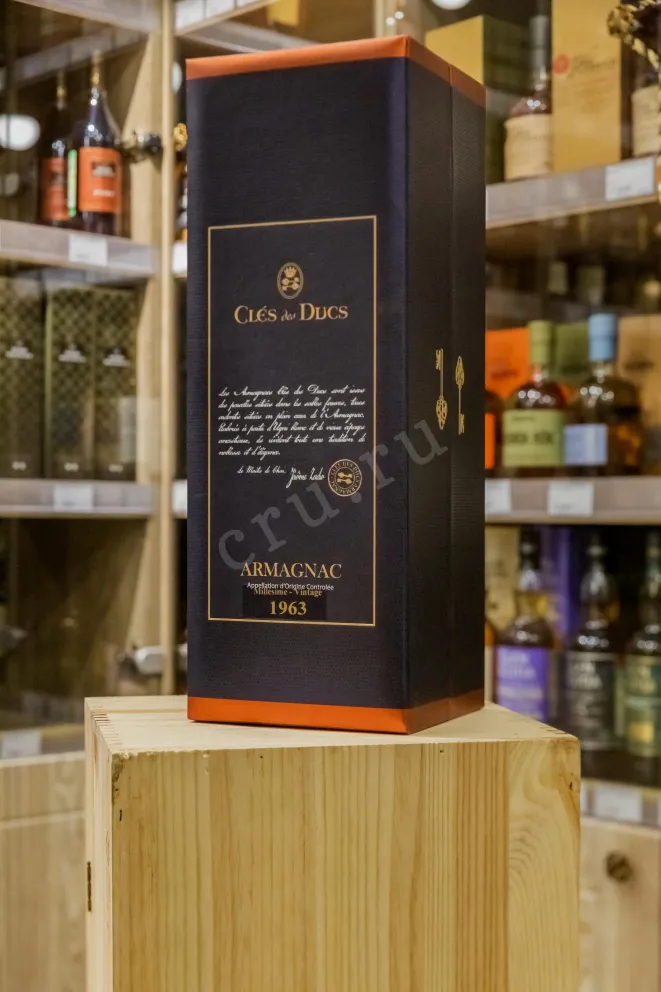 В магазине Крю Профи Cles des Ducs 1963 0.7 л
