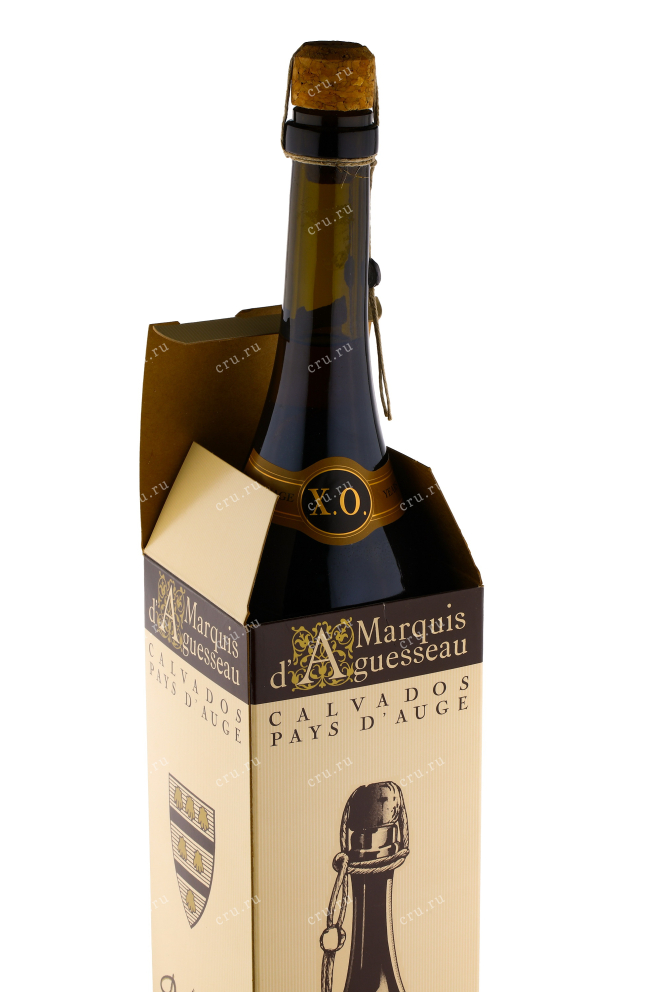 Бутылка кальвадоса Маркиз д`Агессо 30 лет 0.7 в подарочной коробке