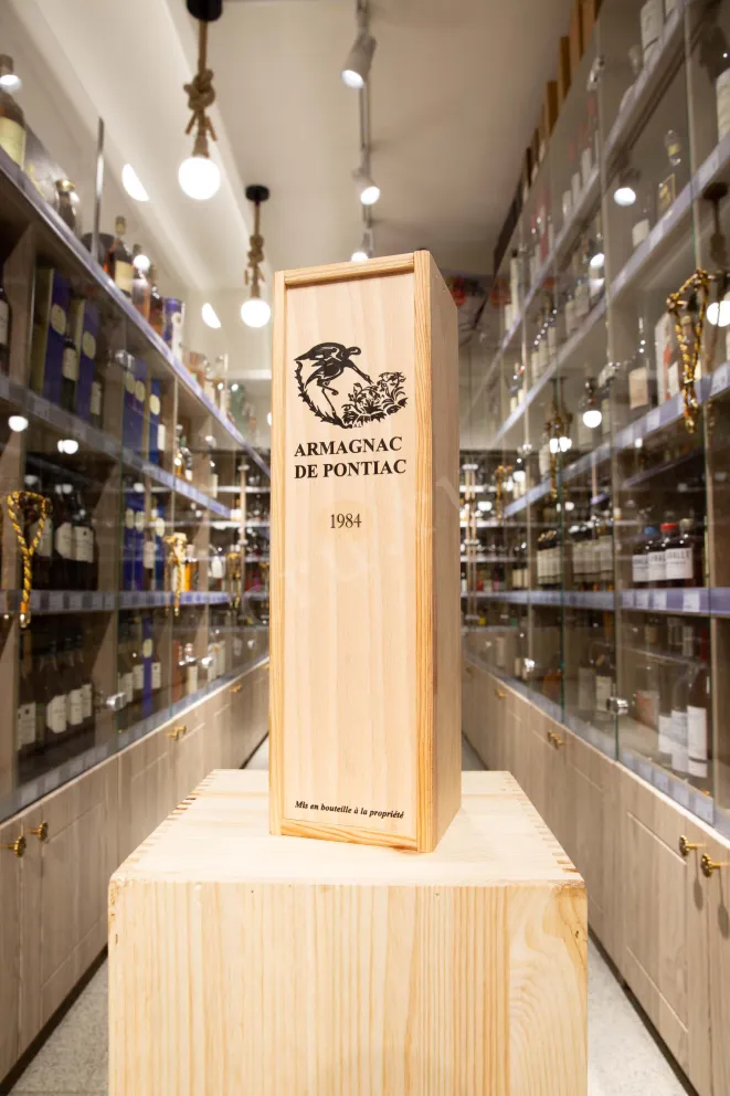В магазине Крю Профи Bas-Armagnac De Pontiac wooden box 1984 0.7 л