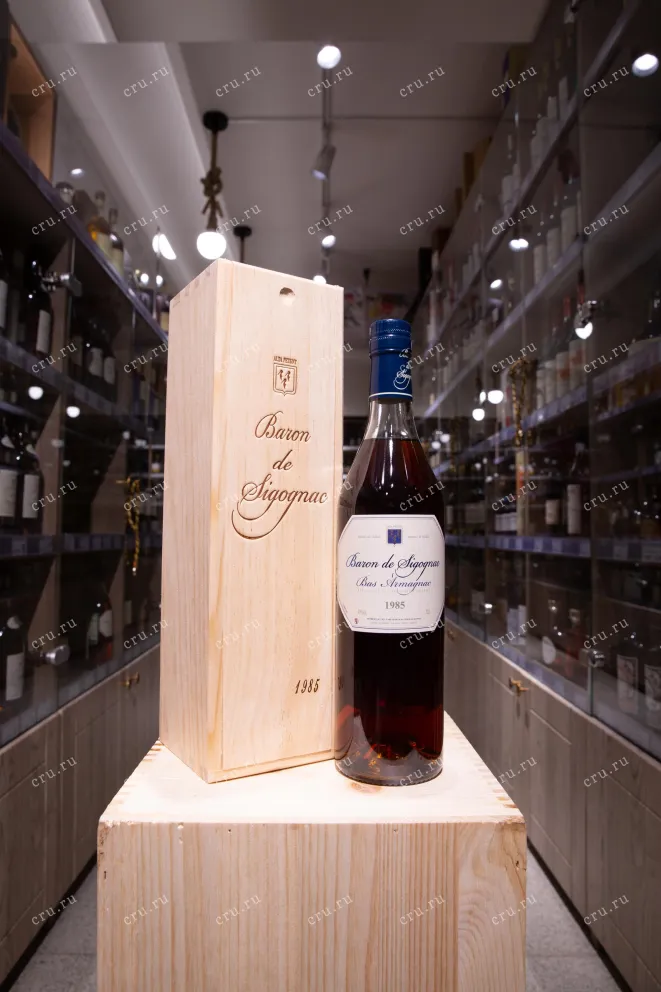 В магазине Крю Профи Baron de Sigognac wooden box 1985 0.7 л