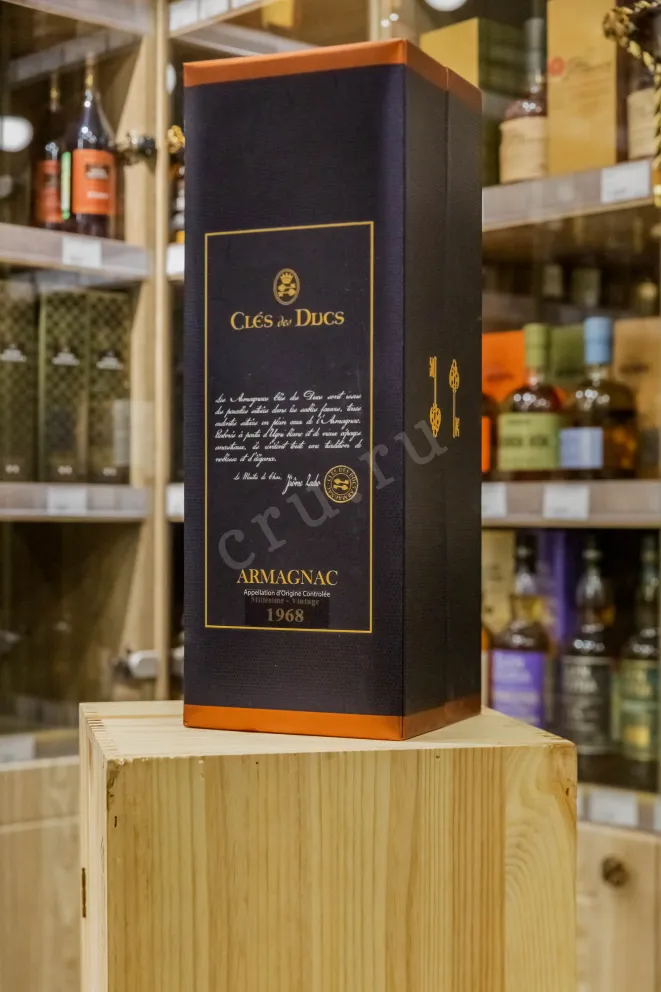 В магазине Крю Профи Cles des Ducs 1968 0.7 л