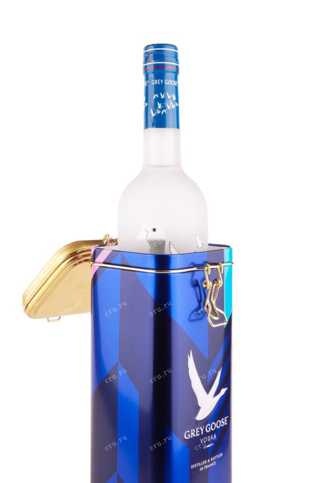 Бутылка водки Grey Goose with gift box 0.7 в подарочной упаковке