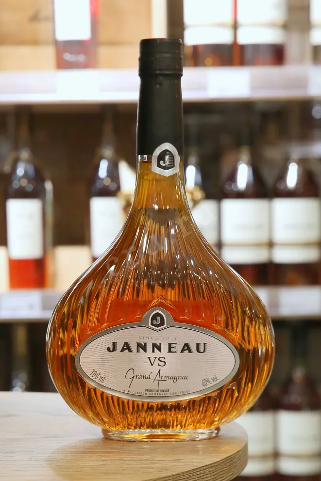В магазине Крю Профи Janneau VS 0.7 л