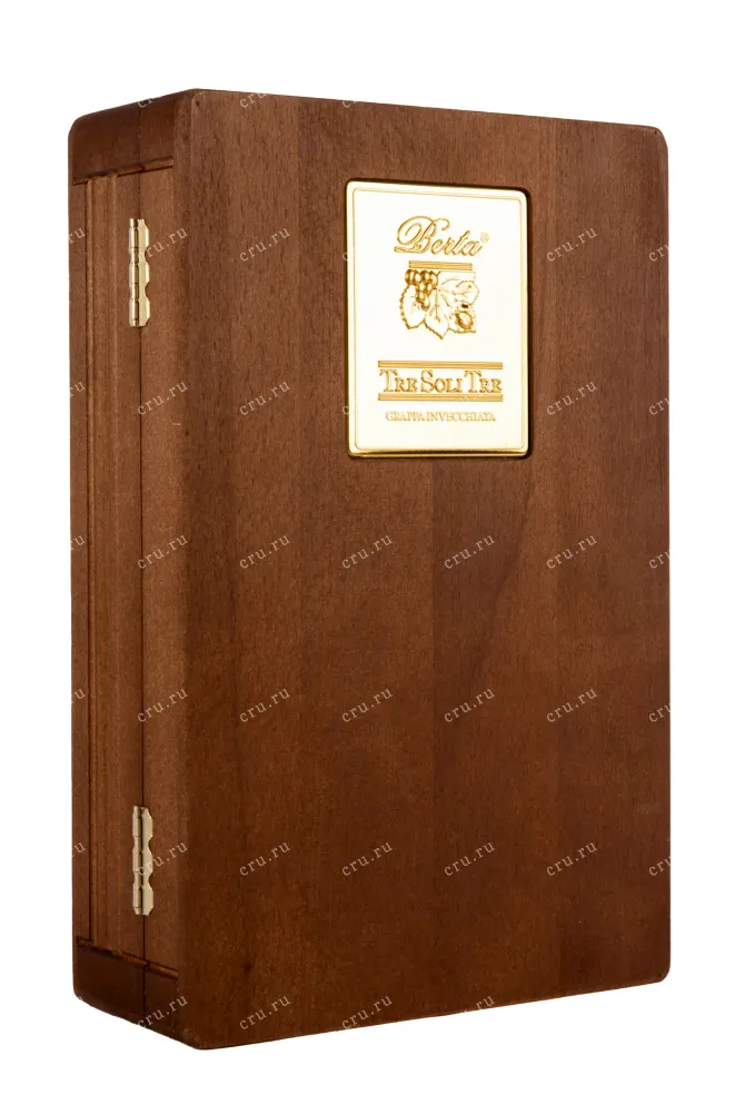 Подарочная коробка граппы Берта Тре Соли Тре 2013 0.7
