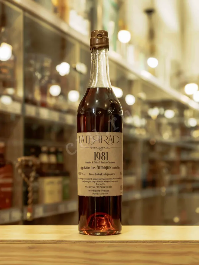 В магазине Крю Профи Laterrade Domaine de Pichet Bas-Armagnac in wooden box 1981 0.7 л