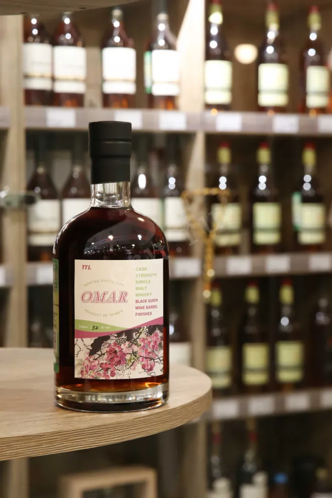 В магазине Крю Профи Omar Cask Strength Single Malt Black Queen Wine Barrel Finished in gift box 0.7 л
