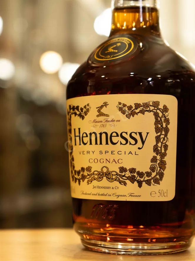 В магазине Крю Профи Hennessy Very Special 0.5 л