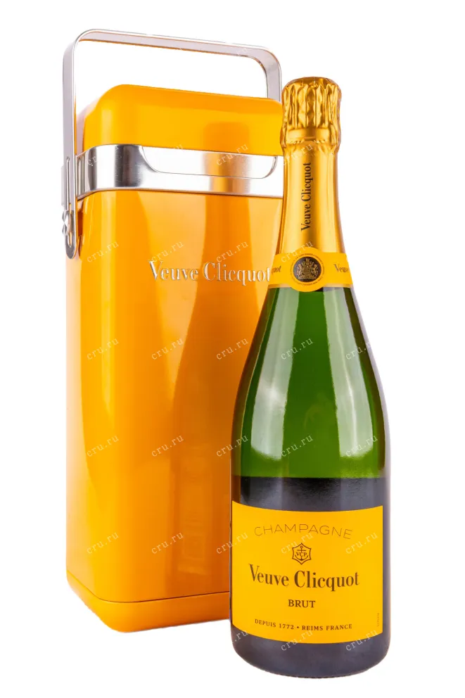 Шампанское Veuve Clicquot Ponsardin Brut with gift box 2019 0.75 л