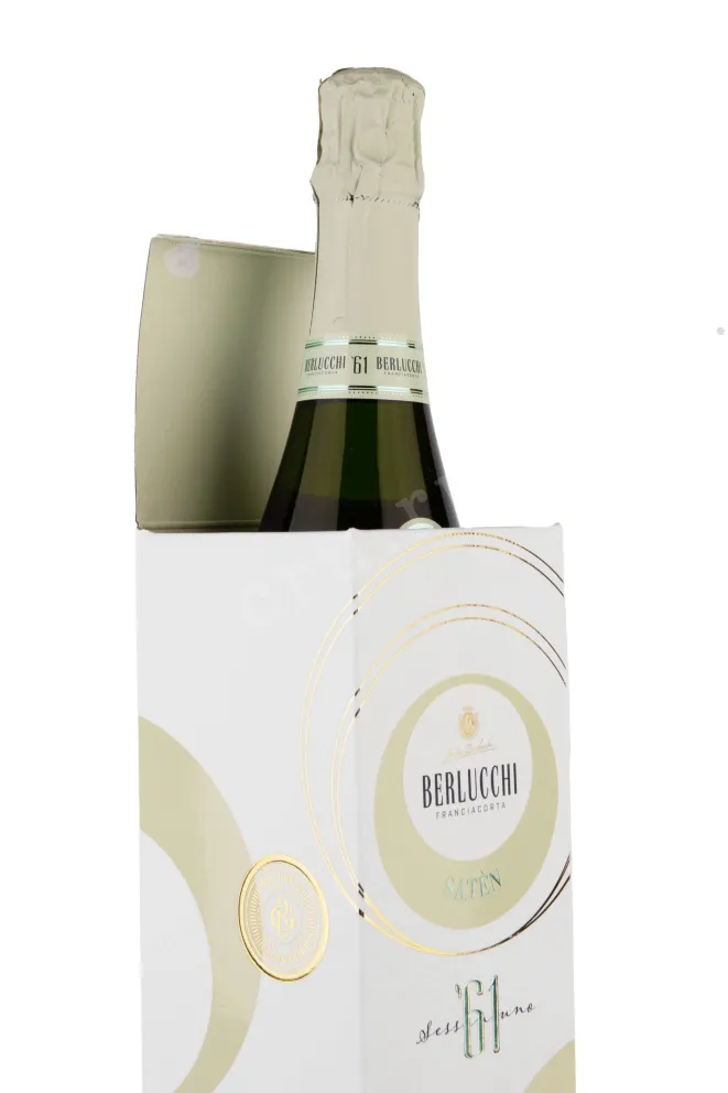 В подарочной коробке Guido Berlucchi 61 Franciacorta Saten in giftbox 2019 0.75 л