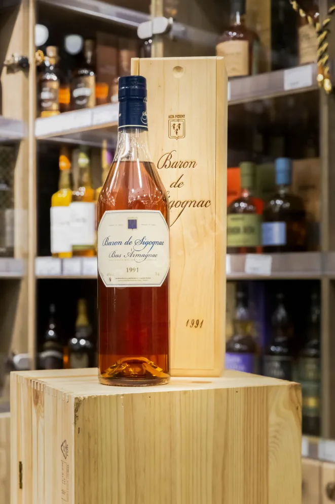 В магазине Крю Профи Baron de Sigognac wooden box 1991 0.7 л