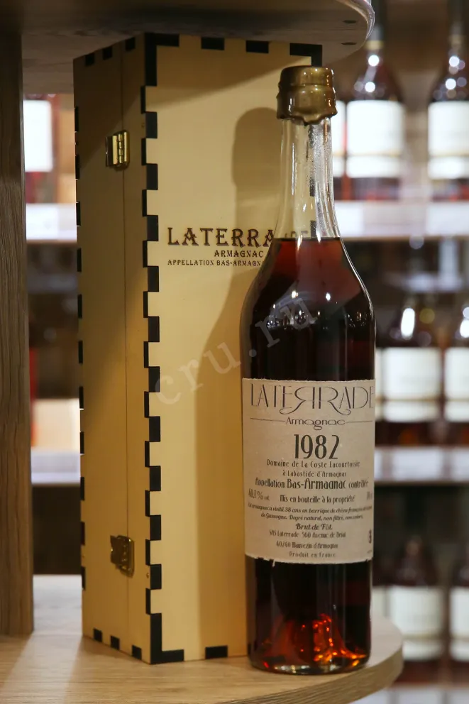 В магазине Крю Профи Laterrade Domaine de La Coste Lacourtoisie Bas-Armagnac in wooden box 1982 0.7 л