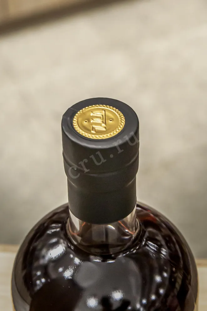 Пробка Omar Cask Strength Single Malt Black Queen Wine Barrel Finished in gift box 0.7 л