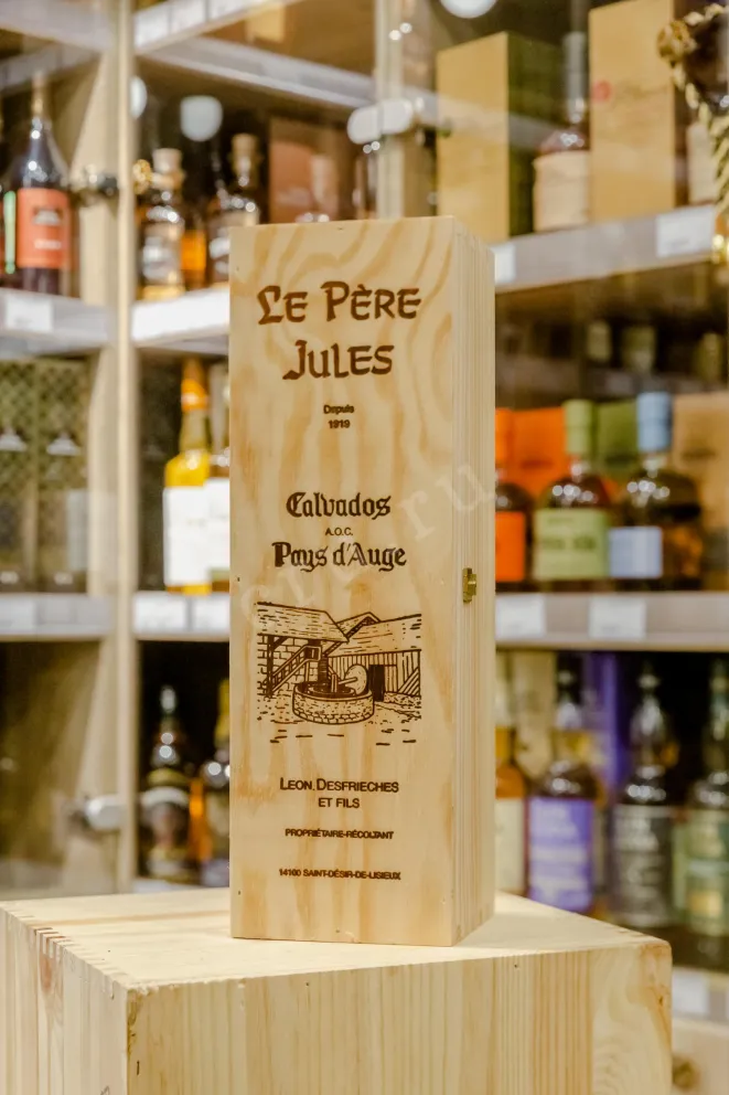 В магазине Крю Профи Le Pere Jules Pays d'Auge 40 ans in wooden box 0.7 л