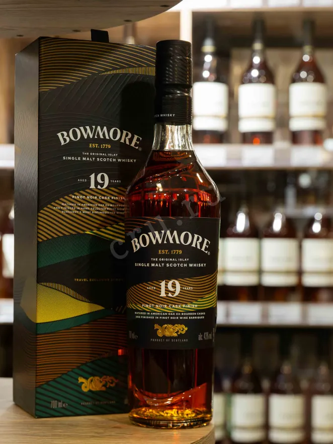 В магазине Крю Профи Bowmore Ex Bourbon & Pinot Noir 19 Years Old in gift box 0.7 л